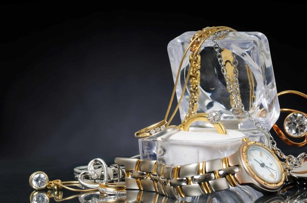 What are the different types of necklaces for women ?